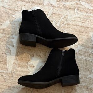 Metropolitan View Elegant Black Suede Ankle Booties Size 8